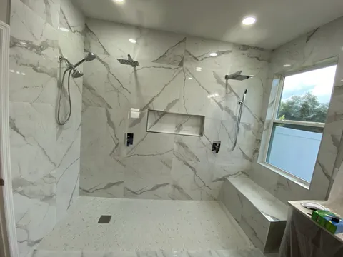 Walk-in shower with bench, niche and window